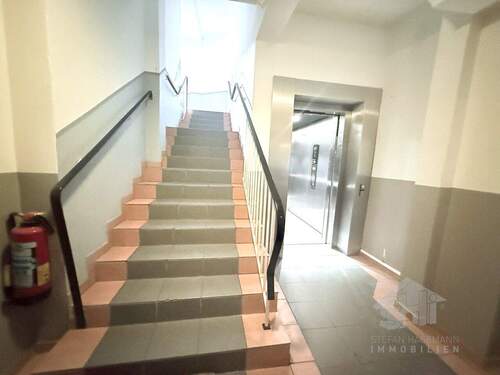 Treppenhaus mit Fahrstuhl - 3 Zimmer Etagenwohnung in Elmshorn