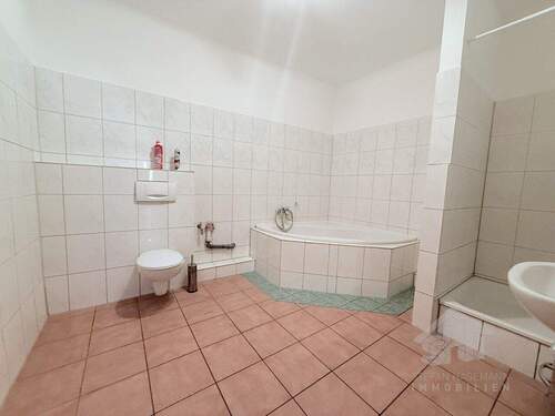 Bad mit Wanne und Dusche - 