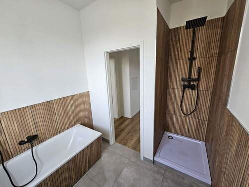 Bad m. Badewanne & Regendusche - 