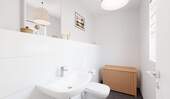 Modern gefliestes Gäste-WC im Erdgeschoss - 