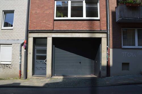 Haustür mit Garageneinfahrt - 2 Zimmer Etagenwohnung in Aachen / Mitte