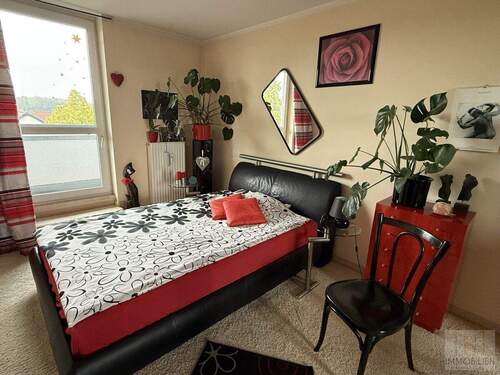 Schlafzimmer mit Balkon - 2 Zimmer Etagenwohnung zum Kaufen in Taucha