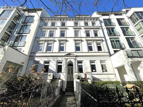 Außenansicht - Stilvoll sanierte Souterrain-Wohnung mit separatem Eingang in Bestlage von Eppendorf