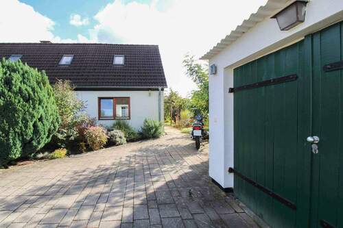 Einfahrt mit Garage - 