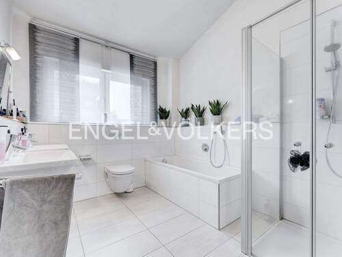 Geräumiges Badezimmer mit Dusche und Badewanne. - 