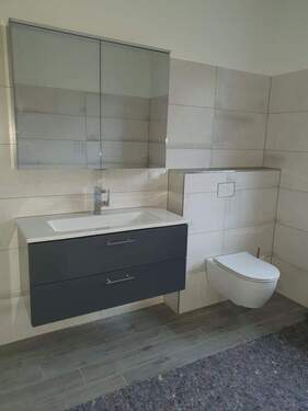 Waschtisch und WC - 