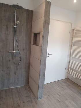 Dusche mit Ablage - 