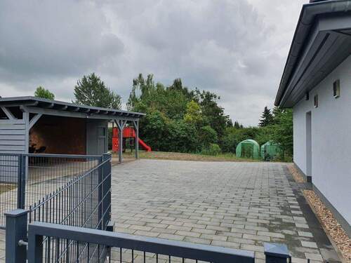 zwischen Carport und Eingang - 