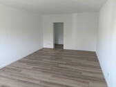 Wohnzimmer (1) - Erstbezug nach Sanierung: 3-Zimmer-Wohnung am Naturschutzgebiet