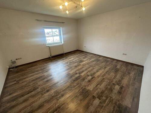 Wohnzimmer - 4 Zimmer Einfamilienhaus in Ruhstorf