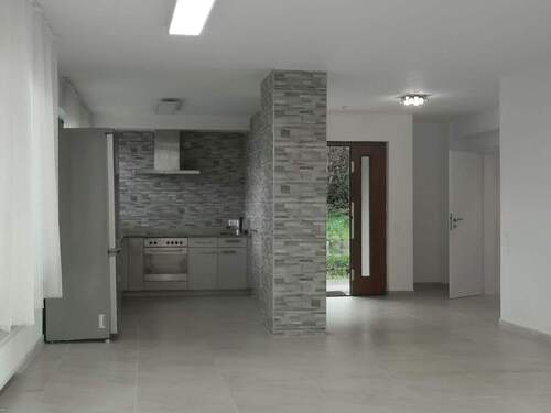 Wohnzimmer / Küche / Hauseingang - 