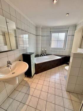 WE2 Tageslichtbad mit Wanne und Dusche - 