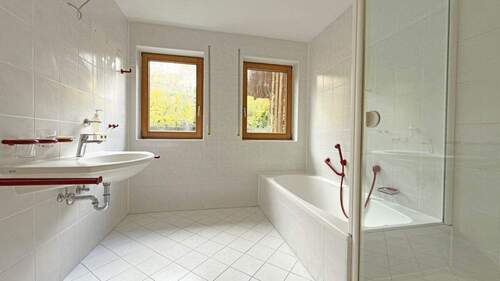 Bad - Einfamilienhaus mit 194,00 m&sup2; in Gomadingen zum Kaufen