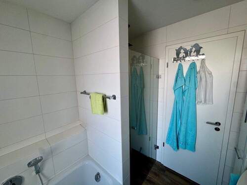 Bad mit Wanne, Dusche & WC - 