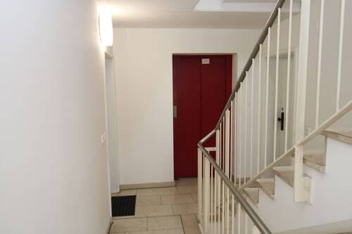 Treppenhaus mit Aufzug - 
