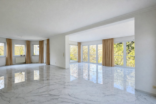 Helles modernes Wohnzimmer mit Sonnenterrasse - 5 Zimmer Etagenwohnung zum Kaufen in Baden-Baden