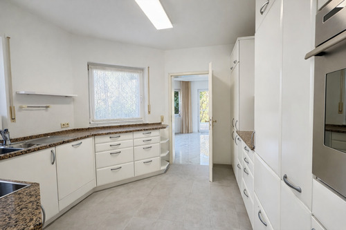 Moderne L-küche mit natürlichem Licht - 