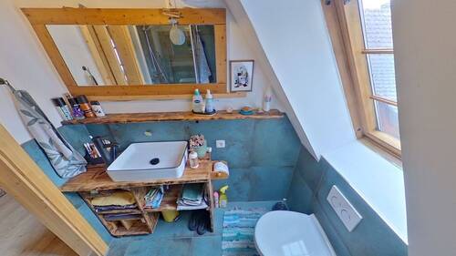 Kleines Badezimmer mit Fenster im Obergeschoss - 