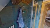 Kleines Badezimmer mit Dusche im Obergeschoss - 