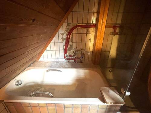 Unsaniertes Bad - Badewanne - 