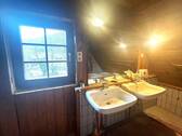 Unsaniertes Badezimmer - Fenster und Waschbecken - 