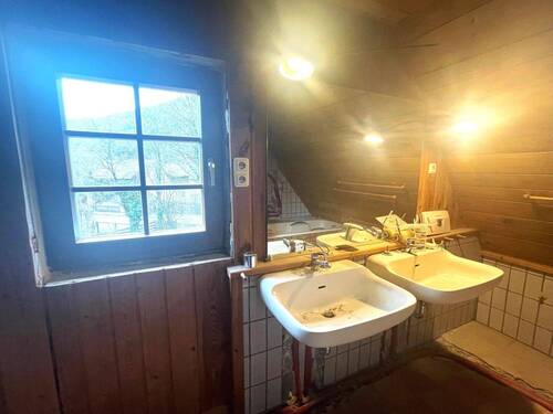 Unsaniertes Badezimmer - Fenster und Waschbecken - 