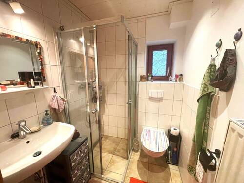 Badezimmer im Erdgeschoss - 5 Zimmer Einfamilienhaus in Vorra