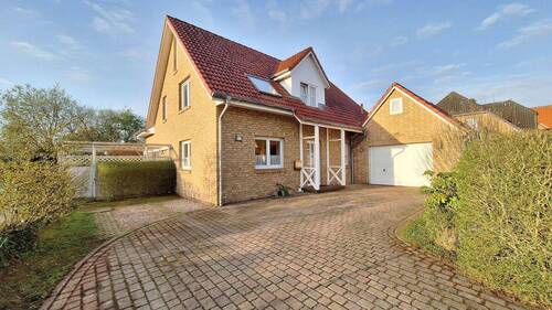 Vorderseite Haus - Einfamilienhaus in bevorzugter Wohnlage in Heide