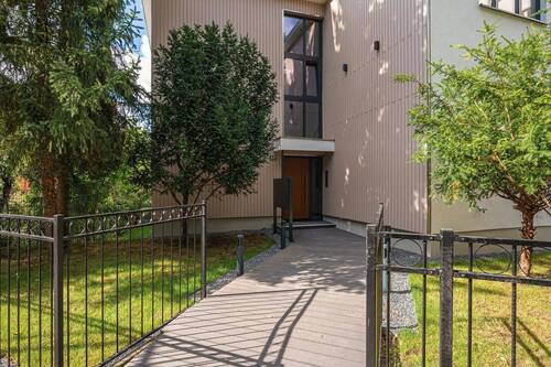 Haus - 2-Zi. 64 m² Wohnung, Grün und Zentral - Erstbezug nach Renovierung