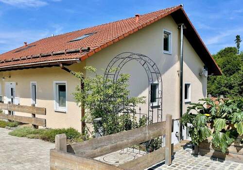 Hausansicht - Schöne Doppelhaushälfte in ruhiger Lage mit einmaligem Blick - provisionsfrei