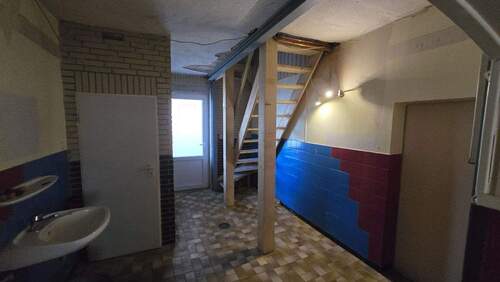 Eingang und Treppe zur Einliegerwohnung - 