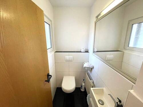 Gäste-WC mit Fenster - 