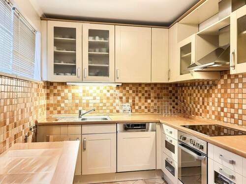 Einbauküche im mediterranen Farbstil - 