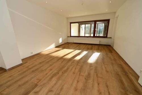 Wohnzimmer mit Blick in den Wintergarten - 