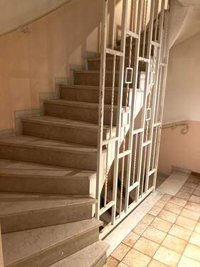 Flur mit Treppenaufgang in das Obergeschoss - 