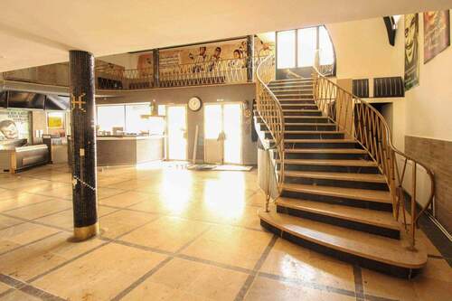 Treppe zum 1.OG - Mehrfamilienhaus, Wohnhaus in Nürnberg zum Kaufen