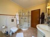 ...mit separater Dusche - 