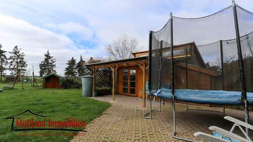 Grundstück mit Gartenhaus und Trampolin - 