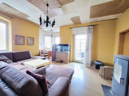 eines der Wohnzimmer - Mehrfamilienhaus, Wohnhaus mit 268,00 m&sup2; in Nabburg zum Kaufen