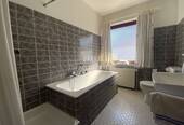 ..Badewanne und Fenster - 