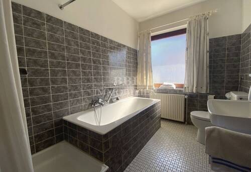 ..Badewanne und Fenster - 