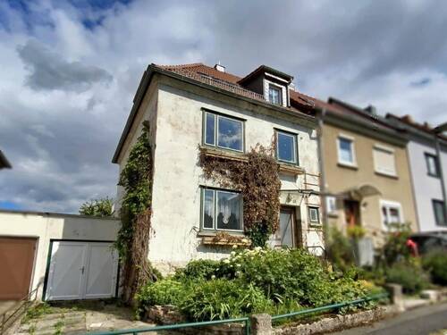 Seitenansicht mit neuem Dach - 7 Zimmer Einfamilienhaus zum Kaufen in Mühlhausen