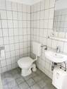 Toilette mit Waschbewcken und WC - 
