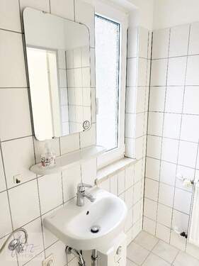 Toilette mit Waschbewcken und WC - 