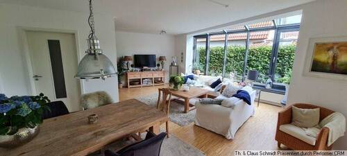 Helles Wohnzimmer mit Parkett - 3 Zimmer Etagenwohnung zur Miete in Rastede