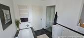 Badezimmer mit Wanne und Dusche - 