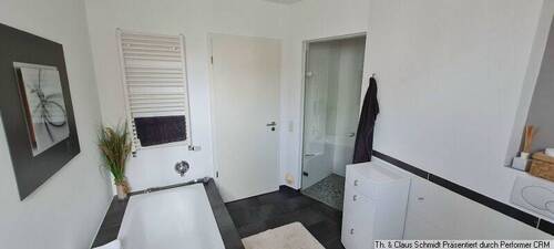 Badezimmer mit Wanne und Dusche - 