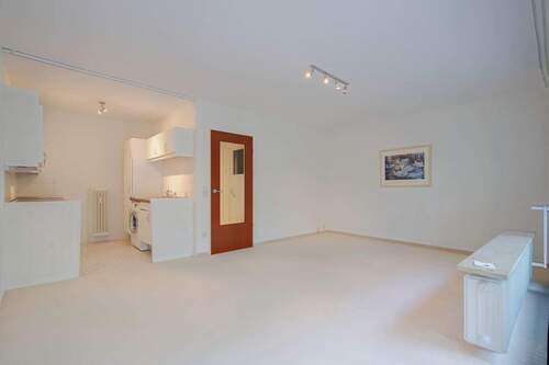 Wohnzimmer mit Küche - 2 Zimmer Etagenwohnung in Hamburg