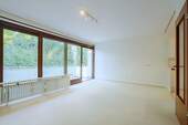 Wohnzimmer mit Blilck auf Balkon - Etagenwohnung mit 58,50 m² in Hamburg zum Kaufen