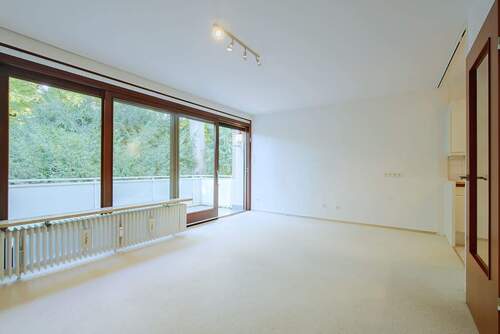 Wohnzimmer mit Blilck auf Balkon - Etagenwohnung mit 58,50 m² in Hamburg zum Kaufen